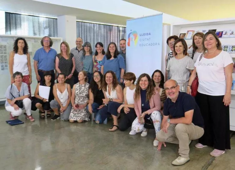 Els participants en la trobada d’ahir a l’Escola d’Art Leandre Cristòfol.
