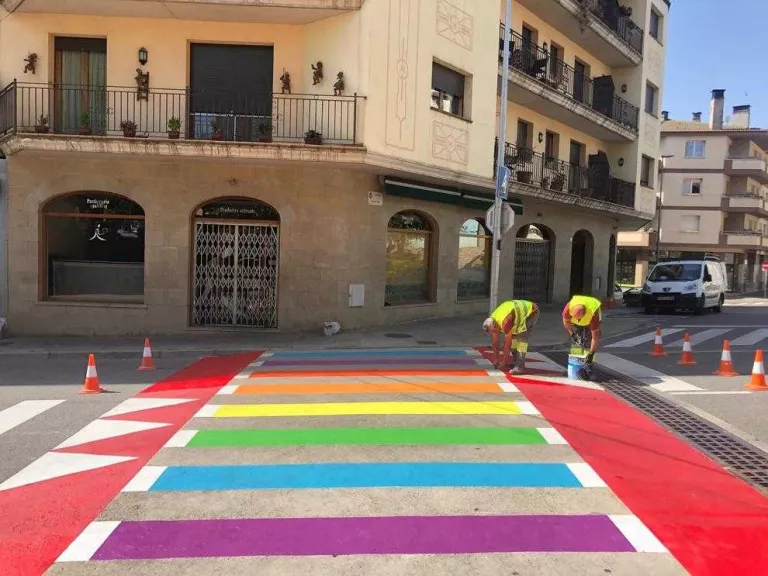Un municipi de Lleida tindrà quatre passos zebra irisats en favor del col·lectiu LGBTI