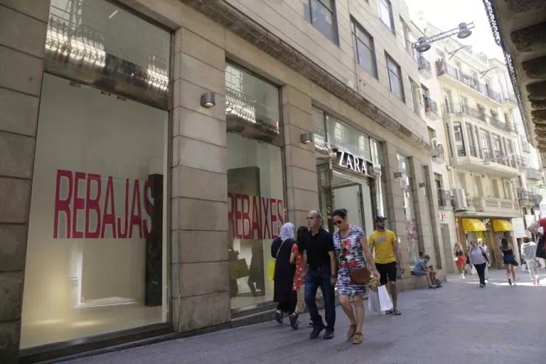 Un dels establiments de l’Eix que ja anuncien rebaixes.