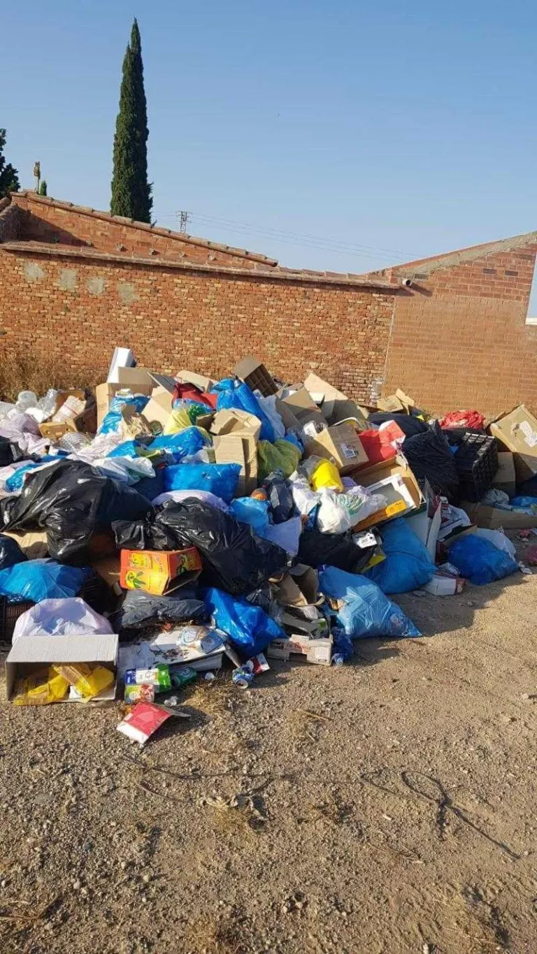 Torres de Segre denuncia acumulació d’escombraries al costat del cementiri