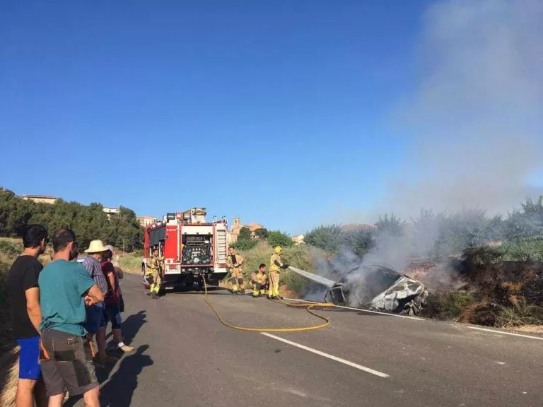 Incendi de dos vehicles a Alfés i a Lleida