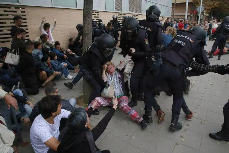 La plaça davant del CAP de Cappont passarà a dir-se ‘1 d’Octubre’