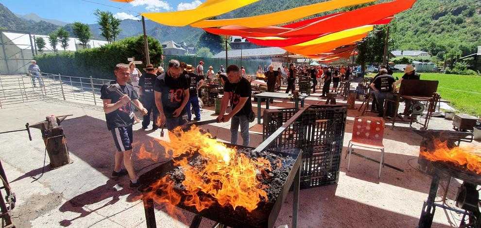 La fira anual del ferro d’Alins reuneix un centenar de forjadors