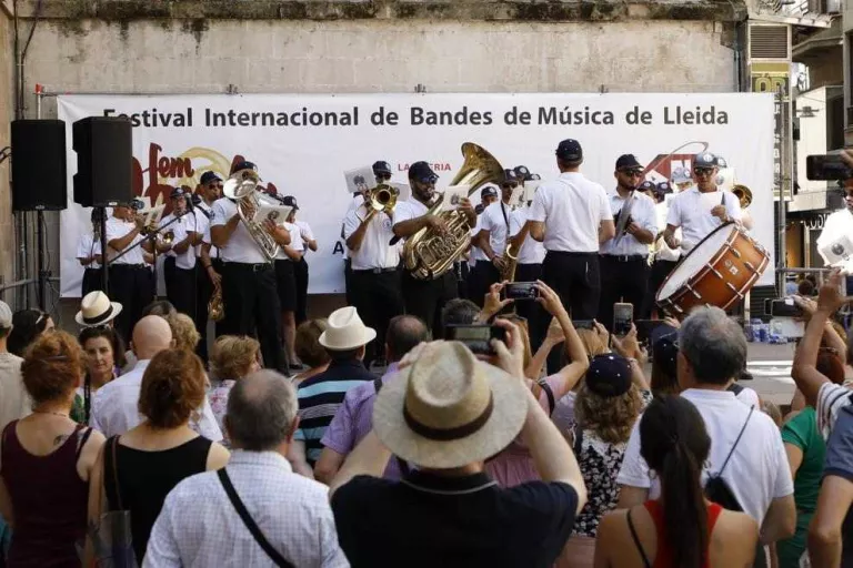 Les bandes ‘prenen’ els carrers de Lleida