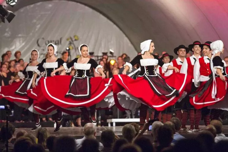 La Ginesta posa música i dansa al túnel de l’A-2 de Cervera