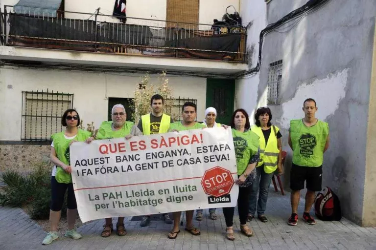Desnonament amb quatre menors aturat per la PAH