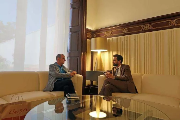 Reunió institucional al Parlament entre Miquel Pueyo i Roger Torrent