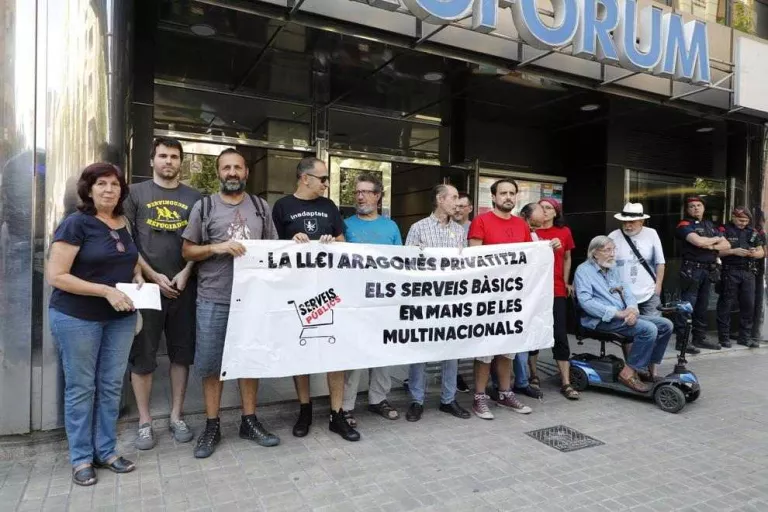 Denuncien la privatització dels serveis públics