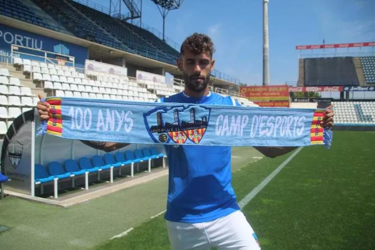 Adrián León, ahir al Camp d’Esports durant la presentació com a nou jugador del Lleida.