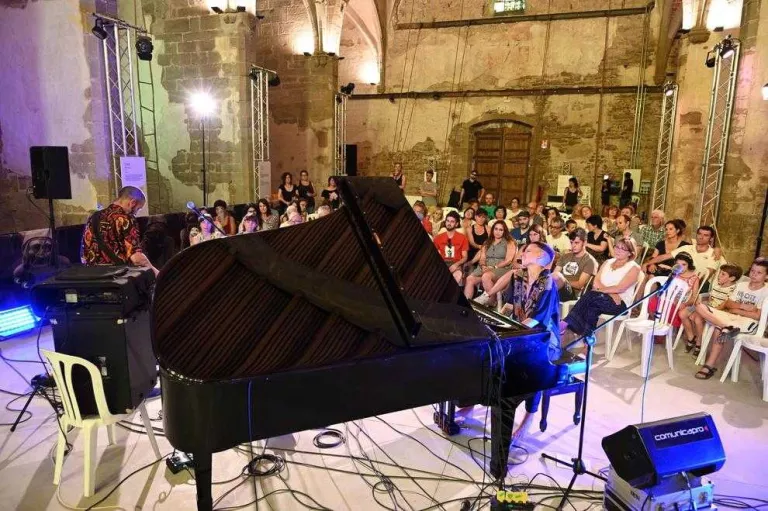 La música de Clara Peya sedueix a Cervera