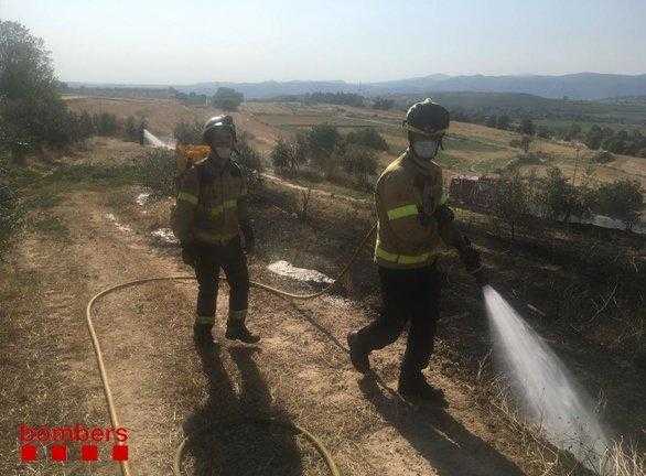 Calcinada mitja hectàrea en un foc de vegetació a la Sentiu