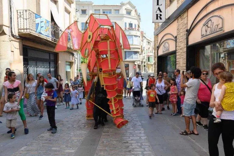 Teatre de carrer, poesia i art en espais únics de Cervera