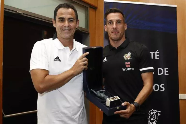 Estrada rep el trofeu al millor àrbitre de la Lliga