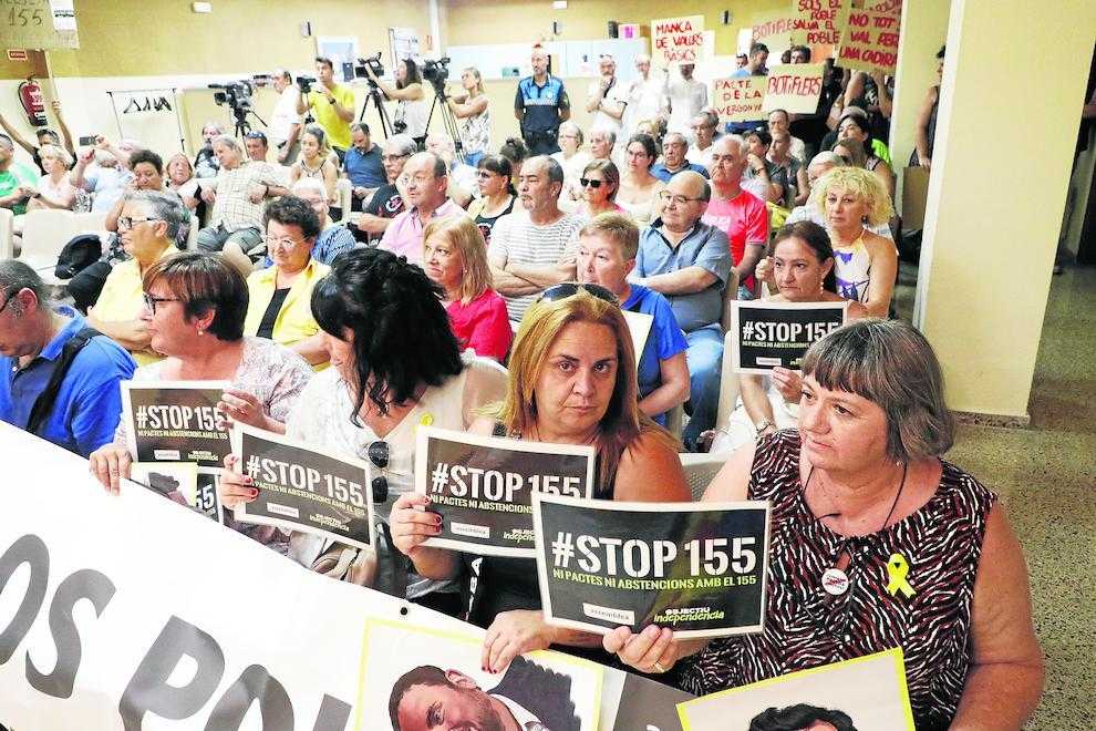 JxCat pacta amb independents i PSC a Alpicat en un ple amb protestes