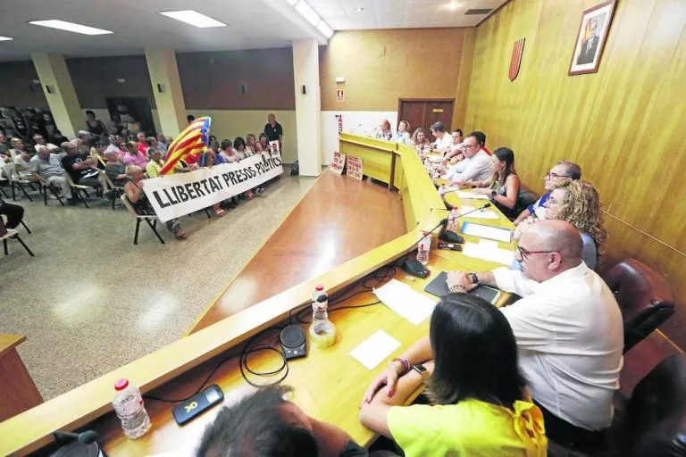 JxCat pacta amb independents i PSC a Alpicat en un ple amb protestes