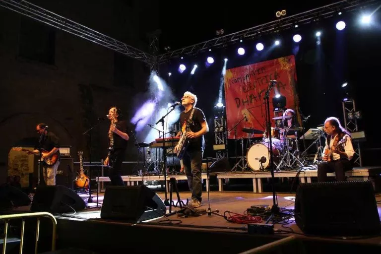 L’Elèctrica Dharma fa vibrar els fonaments de la Seu Vella