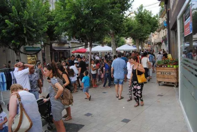 La plaça Major de Mollerussa, ahir plena de visitants.