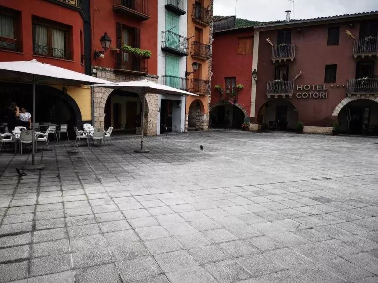 El Pont finalitza les obres de la plaça Mercadal