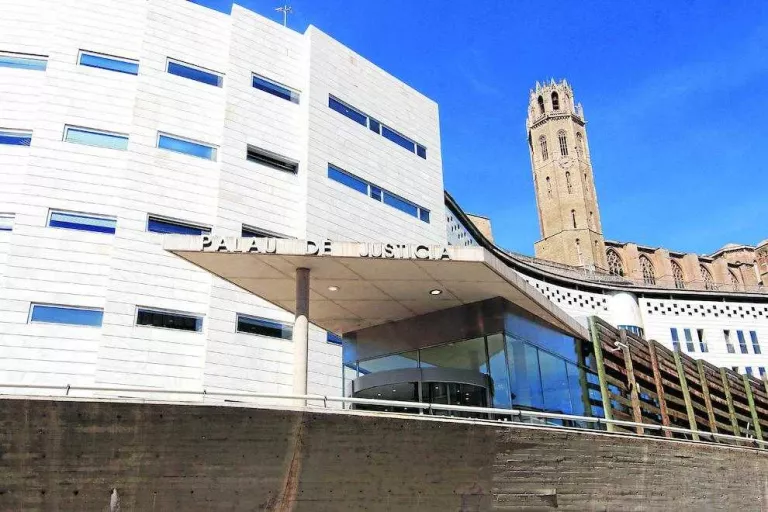 Falsifica documents per obrir una autoescola