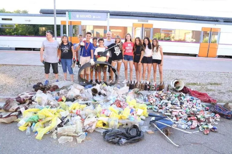 Recullen 80 quilos d’escombraries a l’estació de tren de Golmés