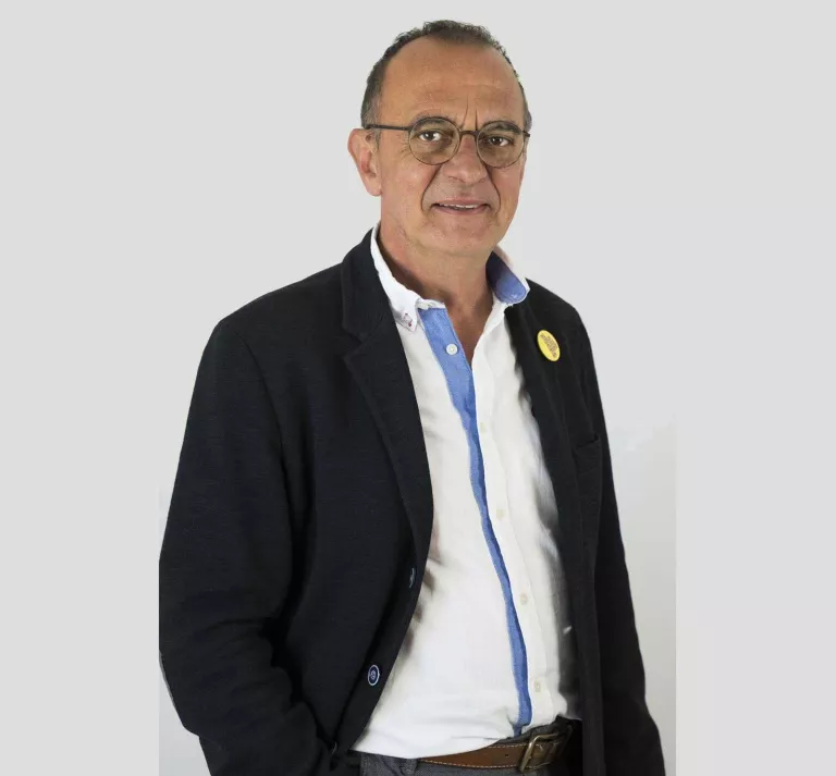 Pueyo afirma que han suprimit les places de pàrquing gratis per a regidors