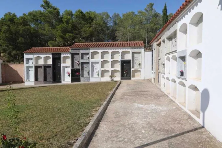 Sucs construirà quinze nínxols nous al cementiri, que només en té 8 de buits