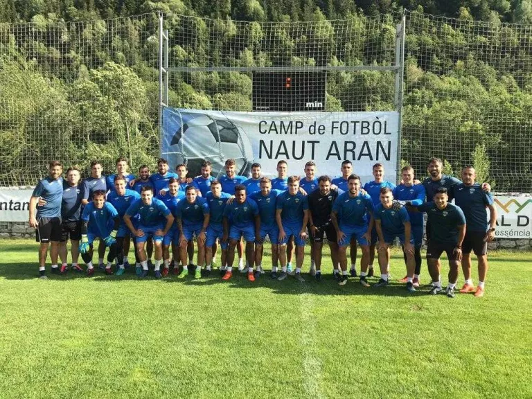 Plantilla i cos tècnic es van fer la foto de família al camp de Garòs.