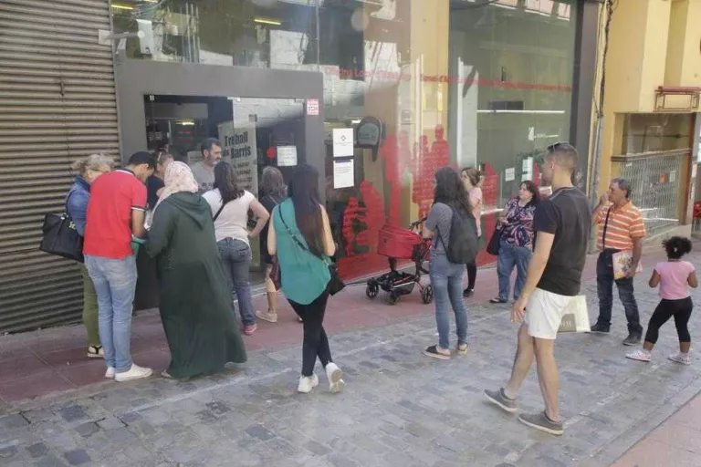 Ciutadans fent cua el juny passat per sol·licitar una ajuda per al pagament del lloguer.