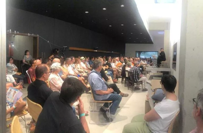 Unes 150 persones inauguren la nova sala de Mas Blanch i Jové
