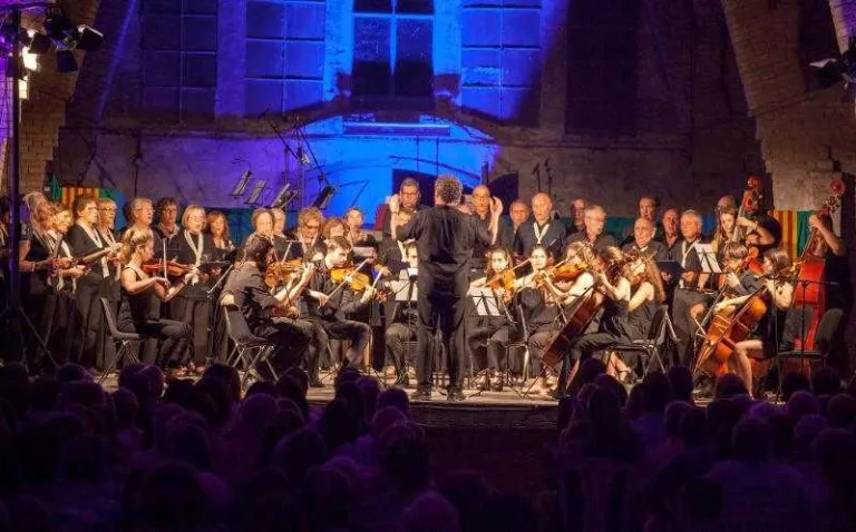 El sindicat es va omplir amb més de 400 persones i totes les entrades es van esgotar en un dia i mig. El muntatge ‘Bachendansa’ va arrancar l’ovació del públic.