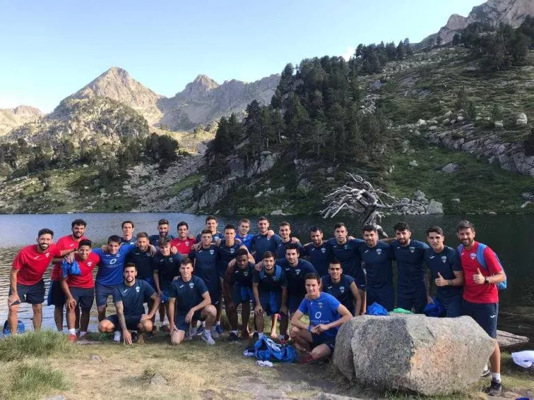 La plantilla i els tècnics del Lleida Esportiu, ahir davant de l’estany de Besiberri.
