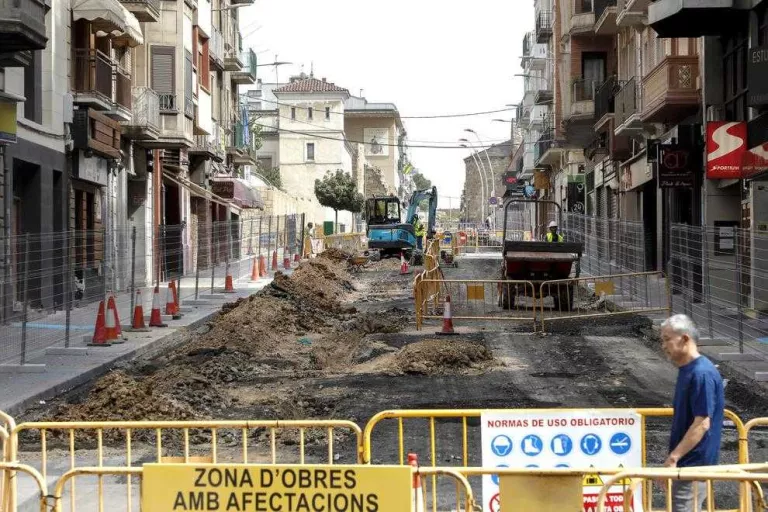 Les obres de Sant Martí causen problemes per aparcar i tirar la brossa