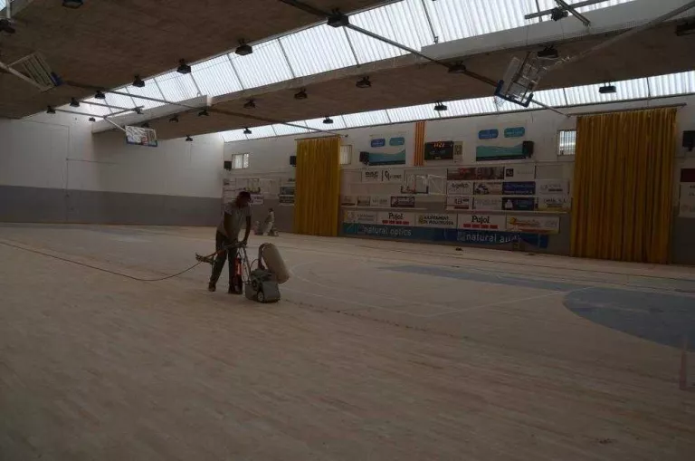 Mes de reformes al pavelló poliesportiu i la piscina coberta de Mollerussa