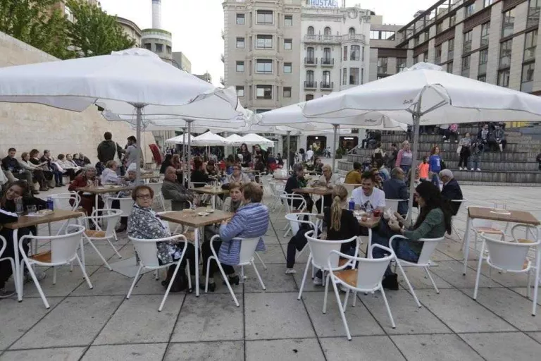 El Govern exigeix ara a bars amb terrassa el pagament d'un impost