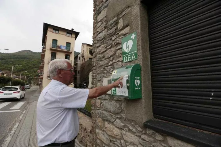 Un desfibril·lador, possible origen del senyal que inhabilita els comandaments a Sort