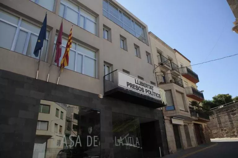 Alcarràs canvia l’estelada per la senyera