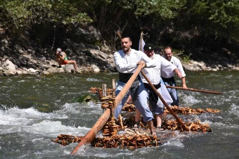 Una raiera, ahir, preparant l’embarcació abans de la baixada.