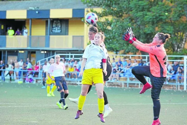 Rebeca Peinado intenta refusar una pilota aèria davant d’una rival de l’Espanyol.