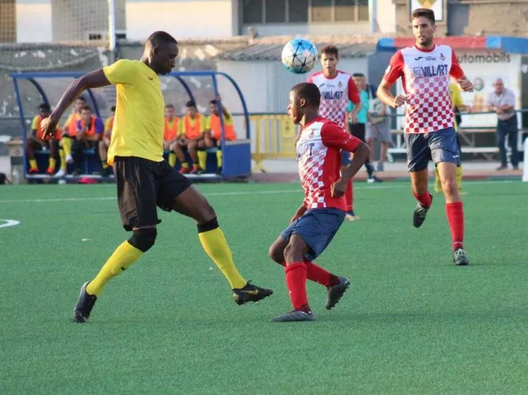 Buba Mballo, jugador del Balaguer, intenta controlar la pilota davant la potència física de Cheikh Saad, de l’EFAC Almacelles.
