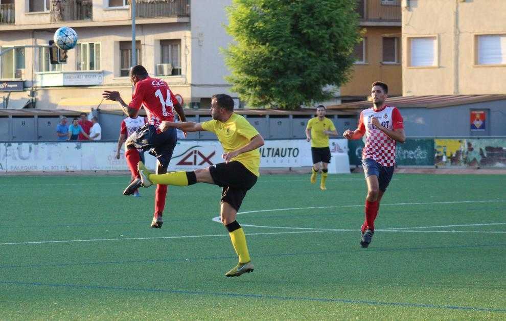 Buba Mballo, jugador del Balaguer, intenta controlar la pilota davant la potència física de Cheikh Saad, de l’EFAC Almacelles.