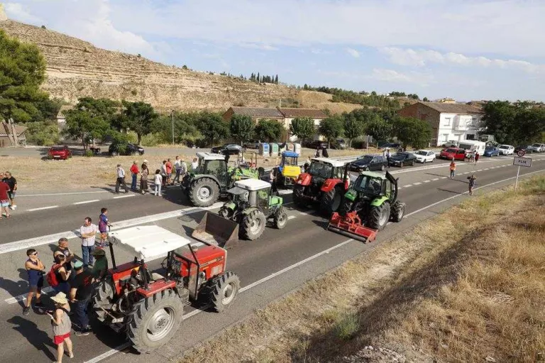 Afectats per l'incendi de la Ribera d'Ebre i Ponent mantenen la marxa lenta de dimecres