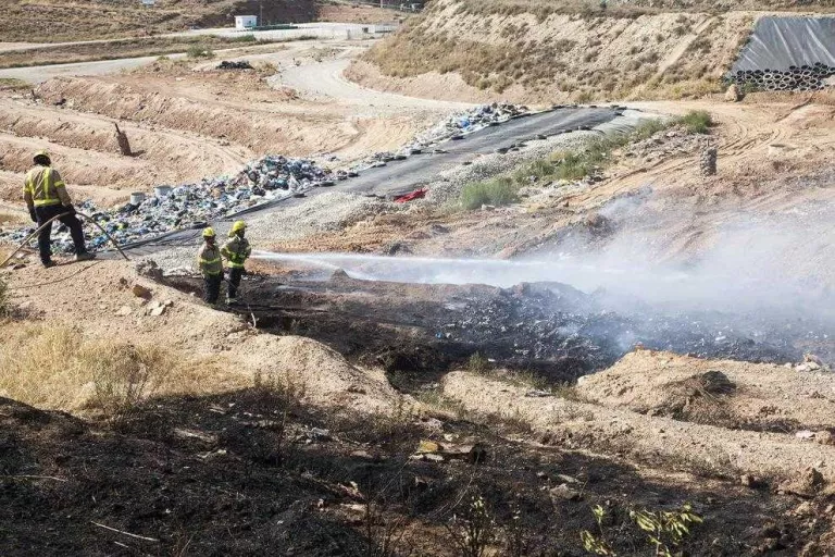 Un incendi calcina residus a l'abocador de Tàrrega