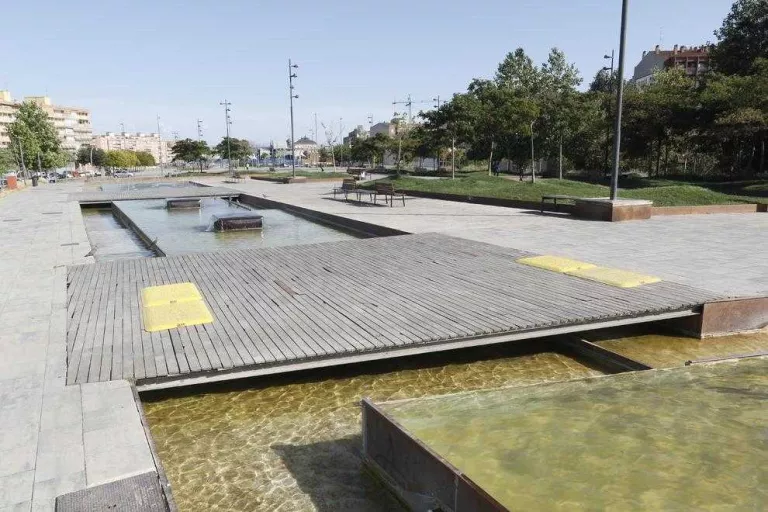 Taules estellades al passeig sobre les vies