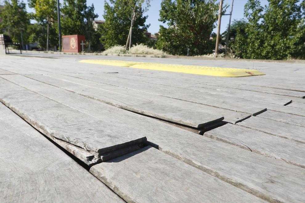 Taules estellades al passeig sobre les vies