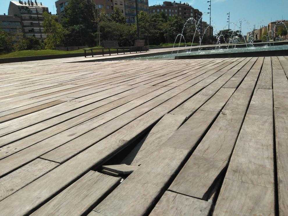 Taules estellades al passeig sobre les vies