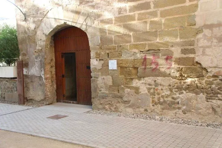 Pintada a favor del 155 en un edifici històric de Balaguer