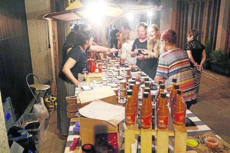 Un grup comprant en una de les parades de la fira nocturna de Camarasa.