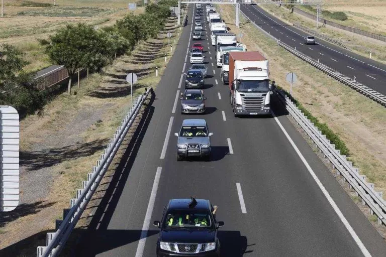 Més de vuitanta afectats en la marxa lenta fins a Agricultura, que ni els rep