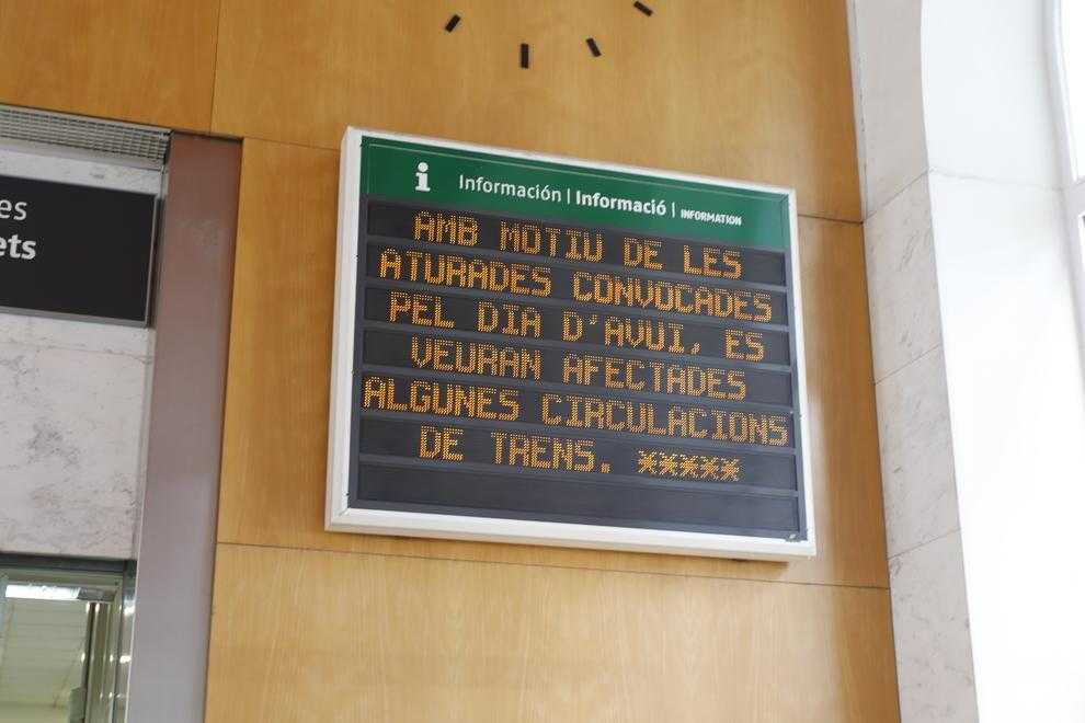 «Tenim els bitllets i han cancel·lat el tren»