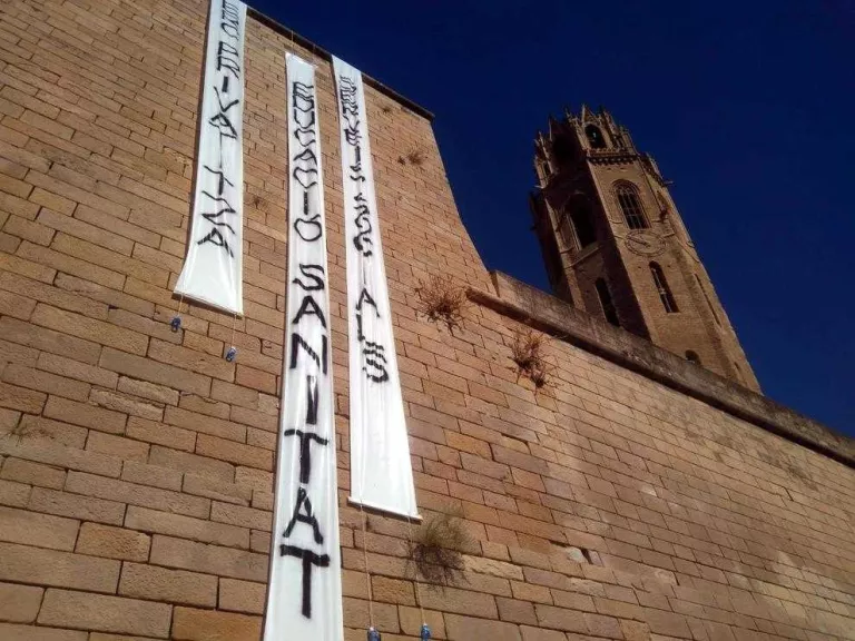 Denuncien la privatització de serveis penjant tres pancartes